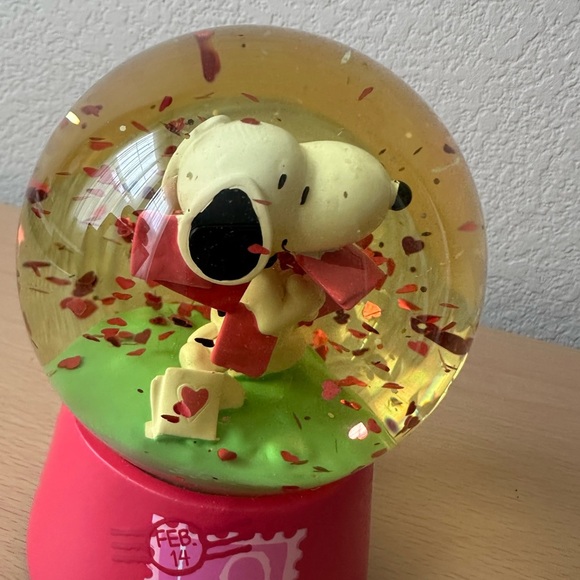 Snoopy Peanuts Valentines Water Globe Red "Love" Kurt Adler Musical Pink - Picture 2 of 6